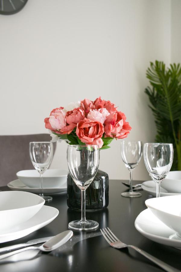 Suites By Rehoboth - Abbey Wood Station - London Zone 4 외부 사진