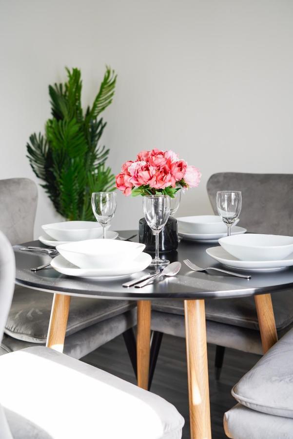 Suites By Rehoboth - Abbey Wood Station - London Zone 4 외부 사진