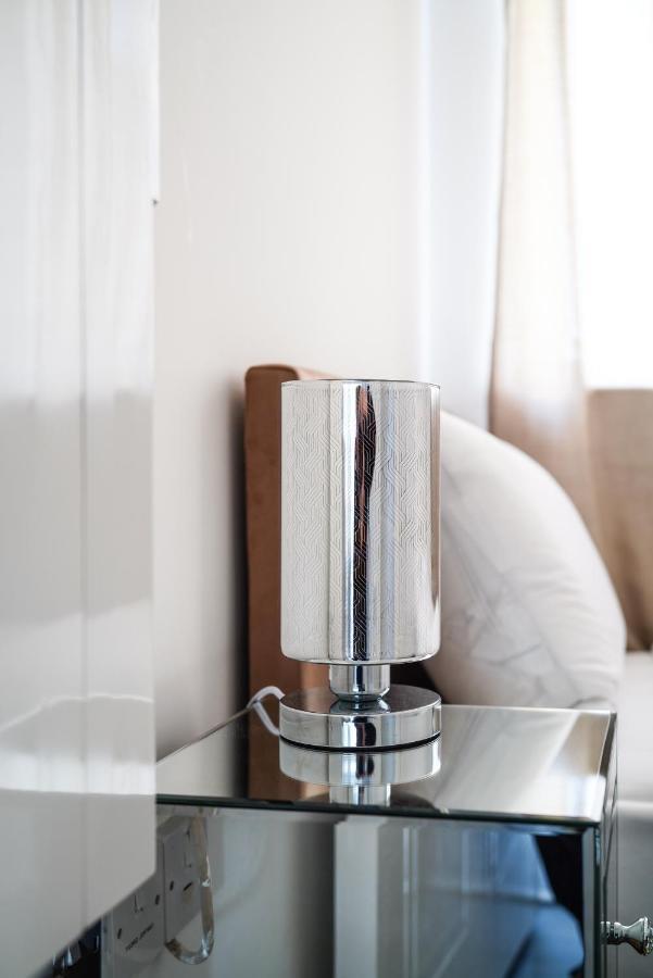 Suites By Rehoboth - Abbey Wood Station - London Zone 4 외부 사진