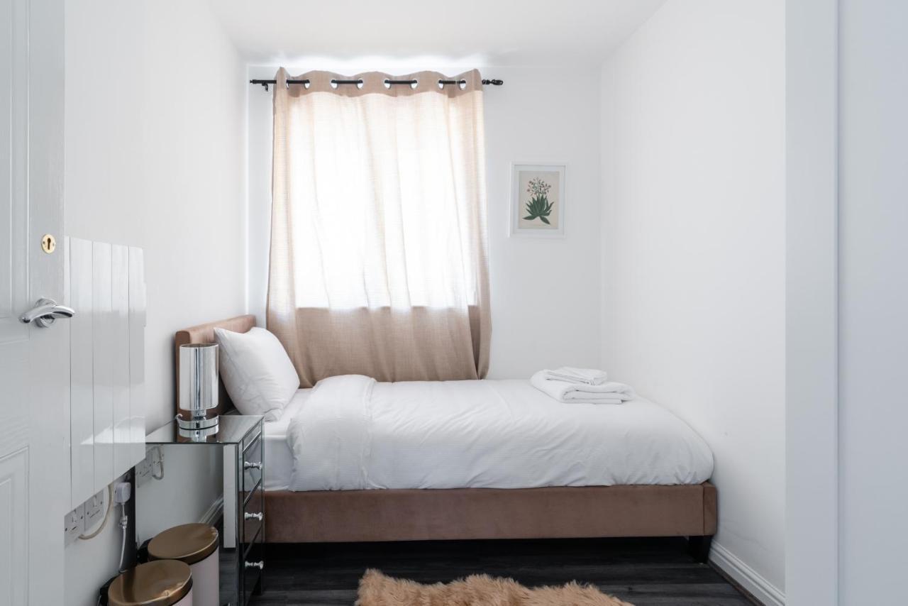 Suites By Rehoboth - Abbey Wood Station - London Zone 4 외부 사진