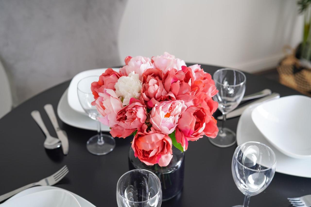Suites By Rehoboth - Abbey Wood Station - London Zone 4 외부 사진